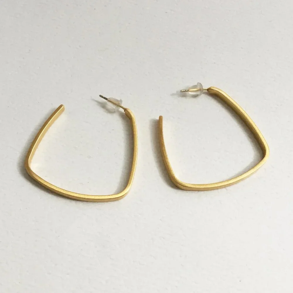 Dean Davidson Brushed Matte Gold Tone Tapered Square Hoop Earrings 1.5” - Picture 1 of 9